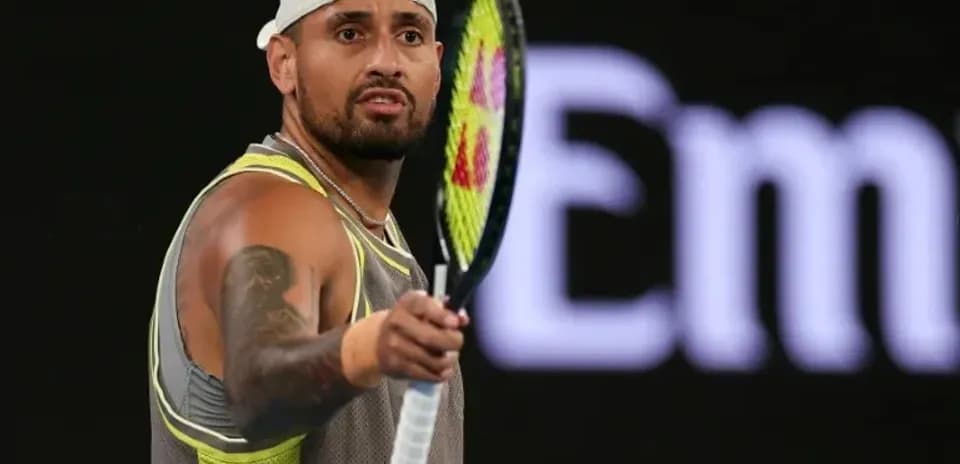 Jugador de tenis sosteniendo una raqueta en la cancha