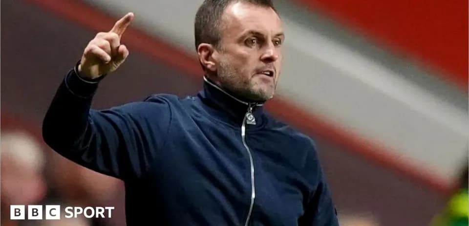 Entrenador dando instrucciones durante un partido