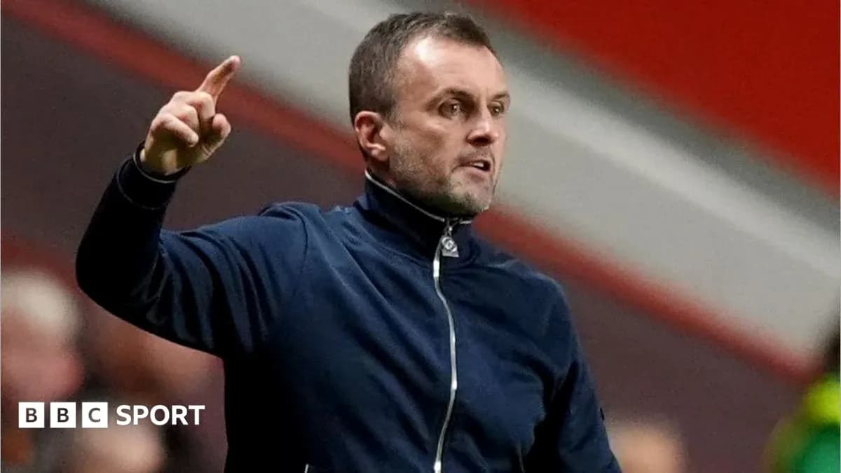 Entrenador dando instrucciones durante un partido
