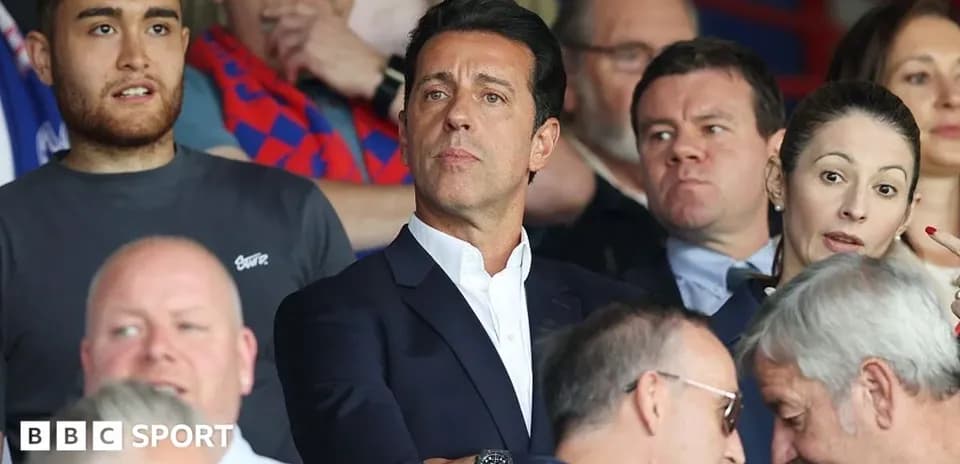 Grupo de personas en las gradas durante un partido