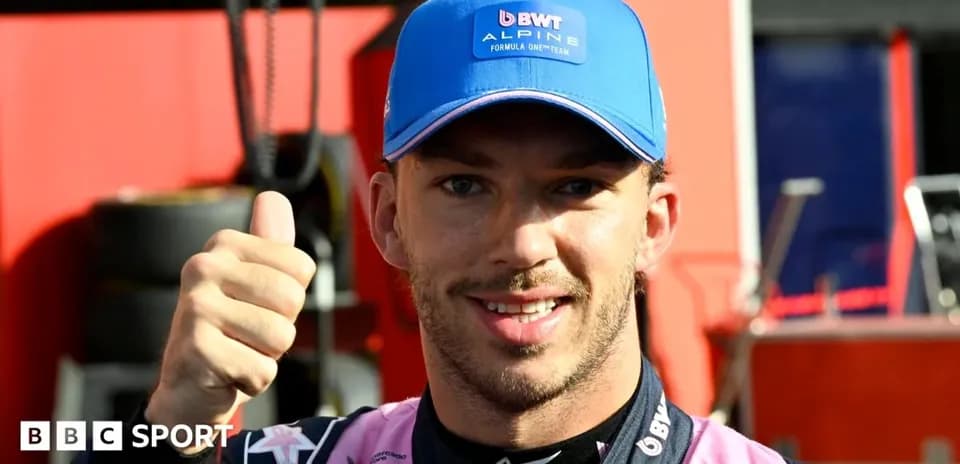Piloto de Fórmula 1 con pulgar arriba en el paddock