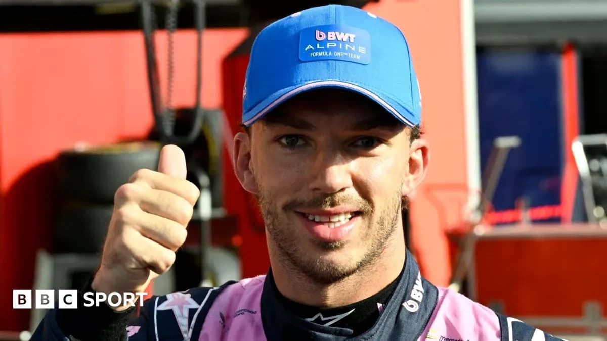Piloto de Fórmula 1 con pulgar arriba en el paddock