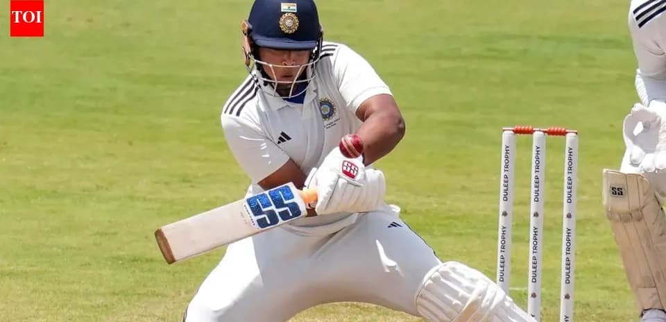 Bateador golpeando la pelota en un partido de cricket