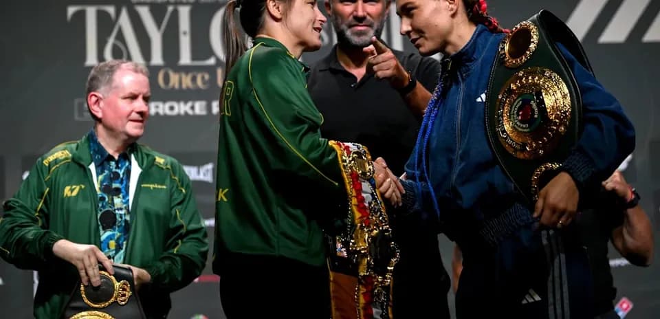 Boxeadoras estrechando manos en conferencia de prensa