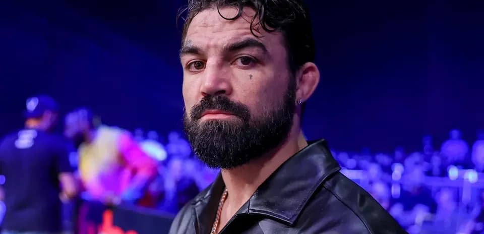 Hombre con barba en evento de boxeo