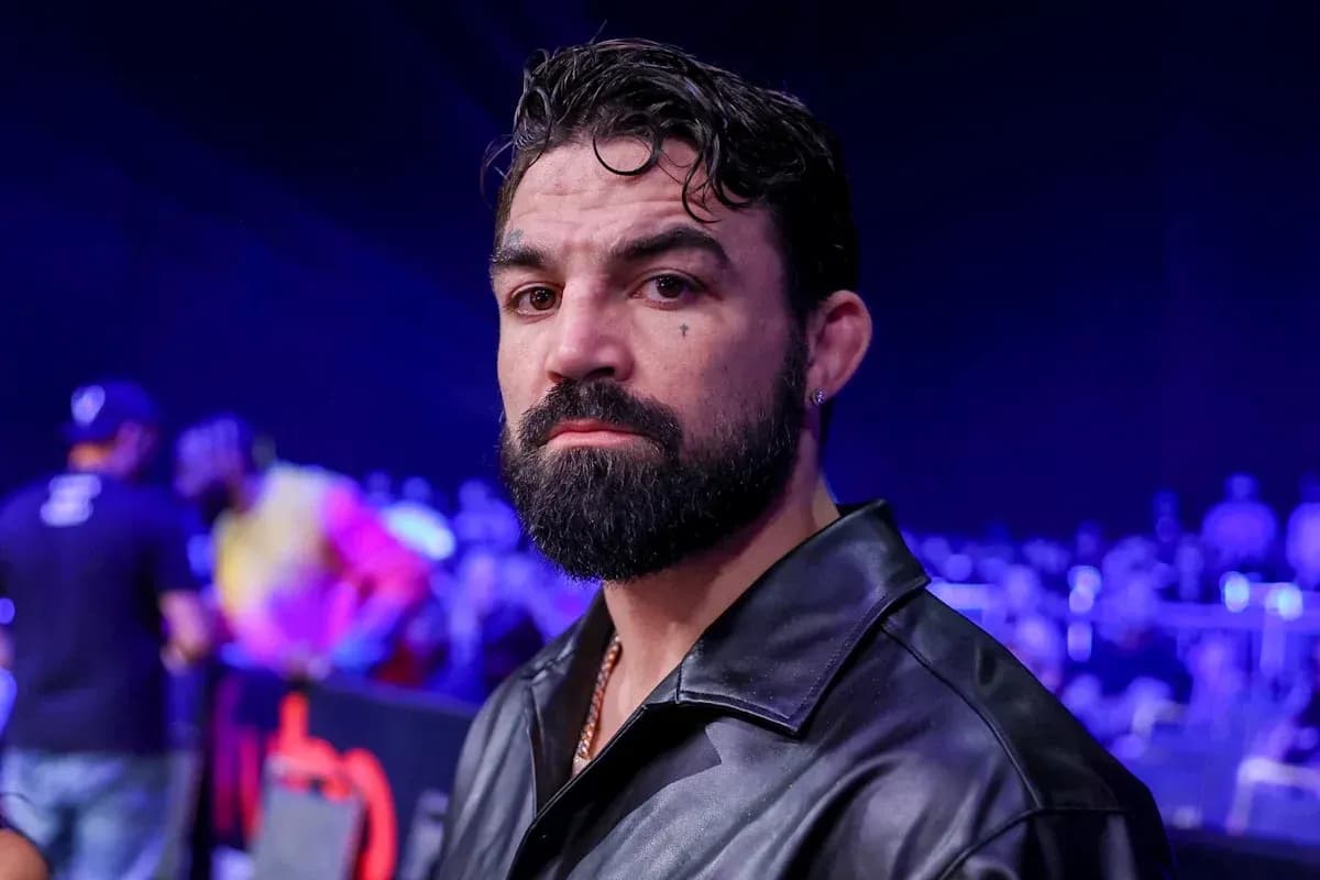 Hombre con barba en evento de boxeo