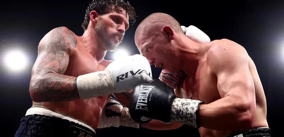 Dos boxeadores intercambiando golpes en el ring