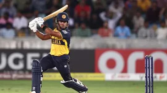 Jugador de cricket bateando en un partido