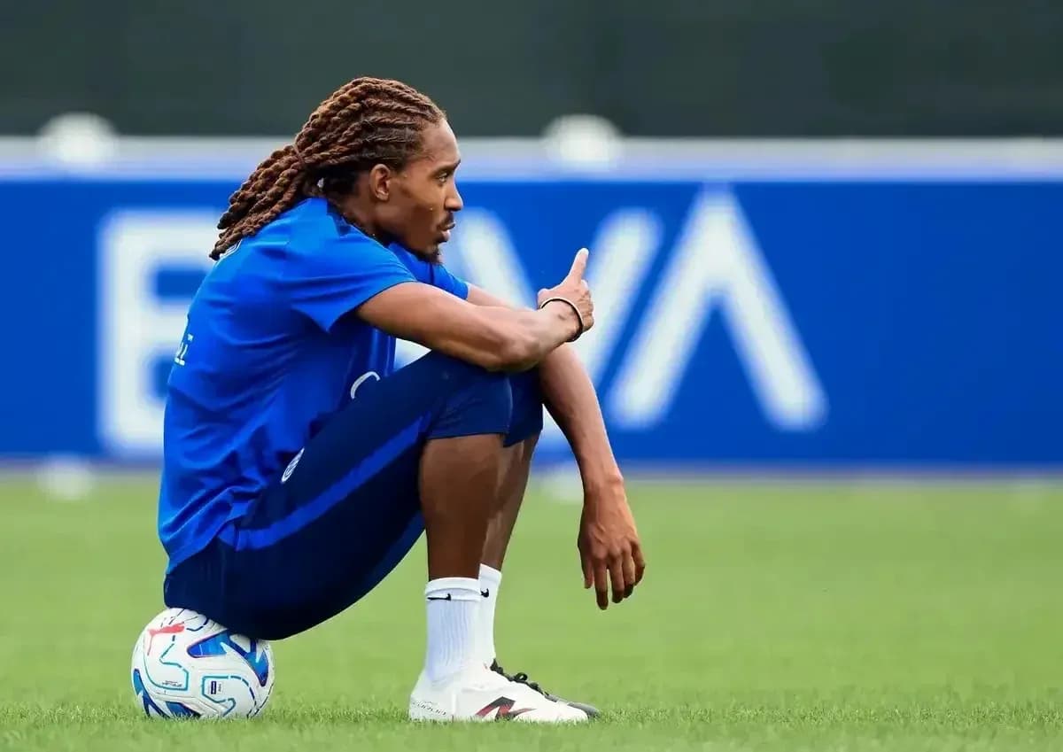 Jugador sentado en el campo durante entrenamiento
