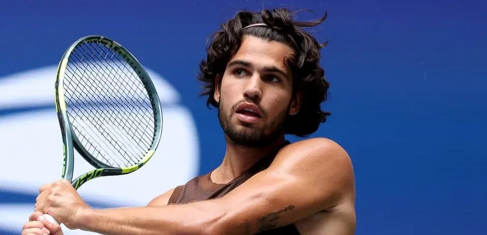 Jugador de tenis preparando un golpe en la cancha