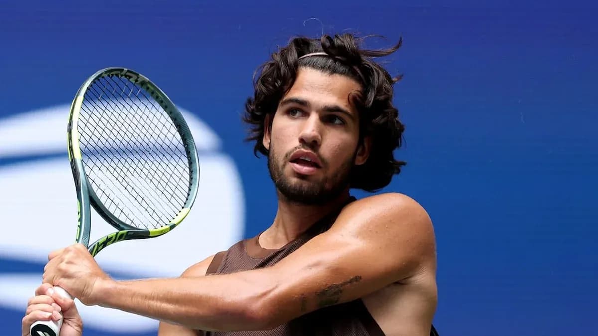 Jugador de tenis preparando un golpe en la cancha