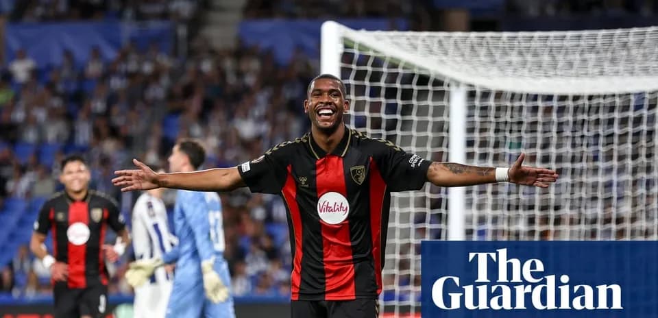Jugador de Bournemouth celebra un gol en el partido