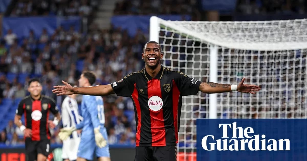Jugador de Bournemouth celebra un gol en el partido