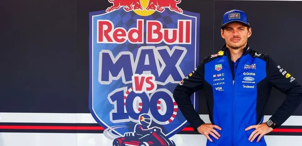 Piloto posando frente al logo de Red Bull Racing