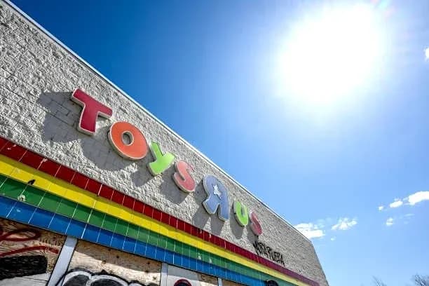 Fachada de tienda Toys R Us bajo el sol