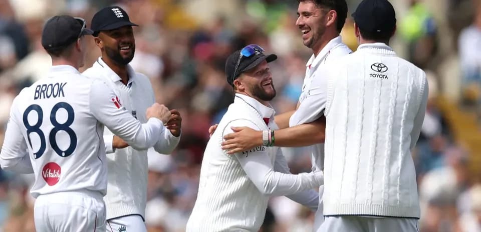 Jugadores de cricket celebrando un wicket en el campo