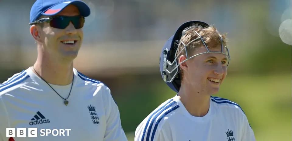 Dos jugadores de cricket sonriendo durante entrenamiento