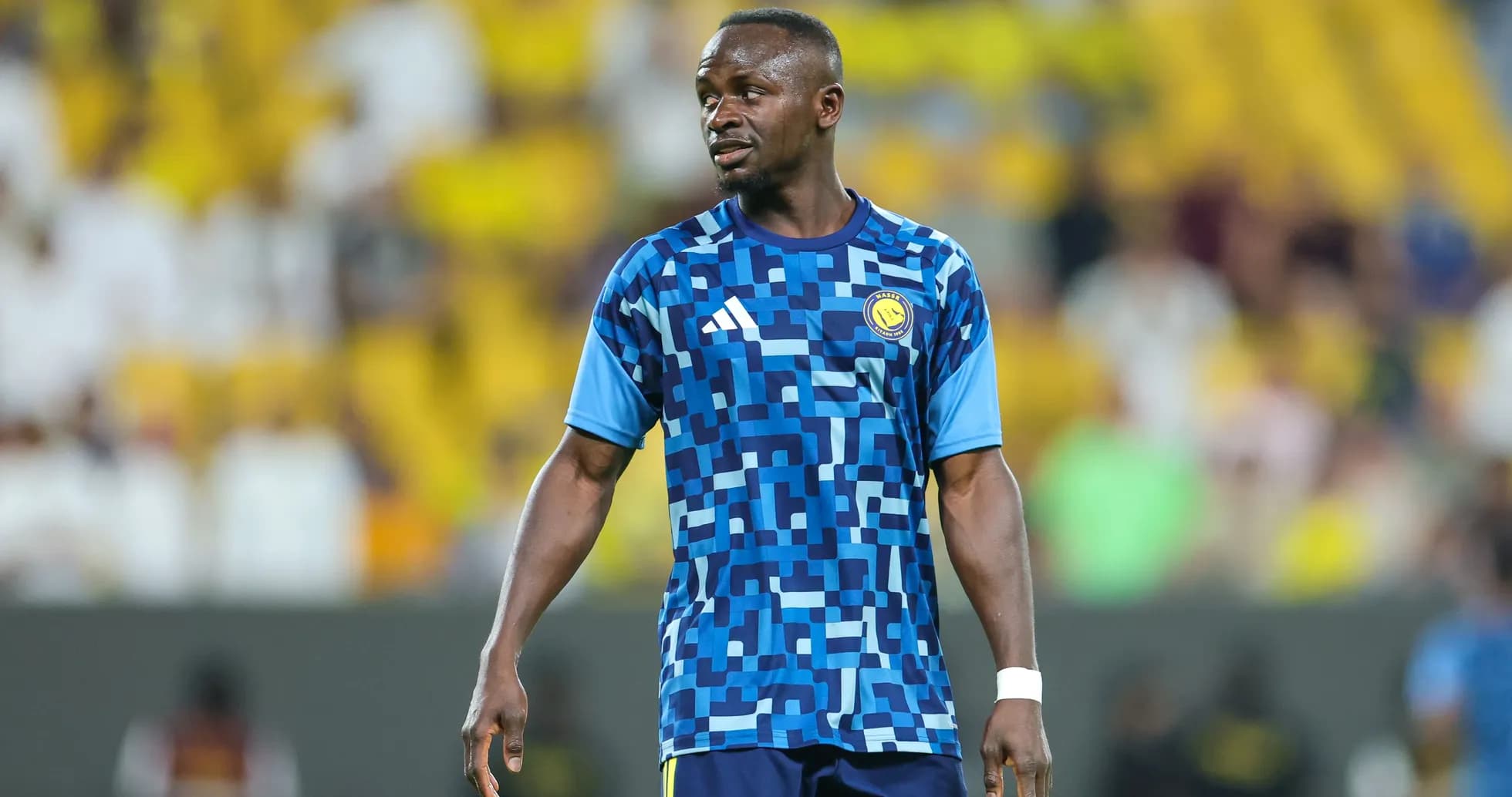 Jugador con camiseta azul durante el calentamiento