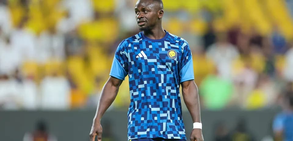 Jugador con camiseta azul durante el calentamiento