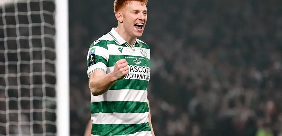 Jugador de fútbol celebrando un gol en el partido