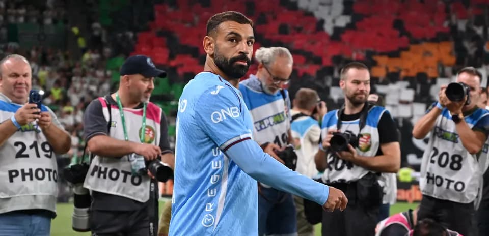 Jugador saliendo del campo rodeado de fotógrafos
