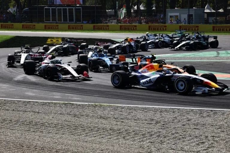 Varios coches de Fórmula 1 compitiendo en una curva