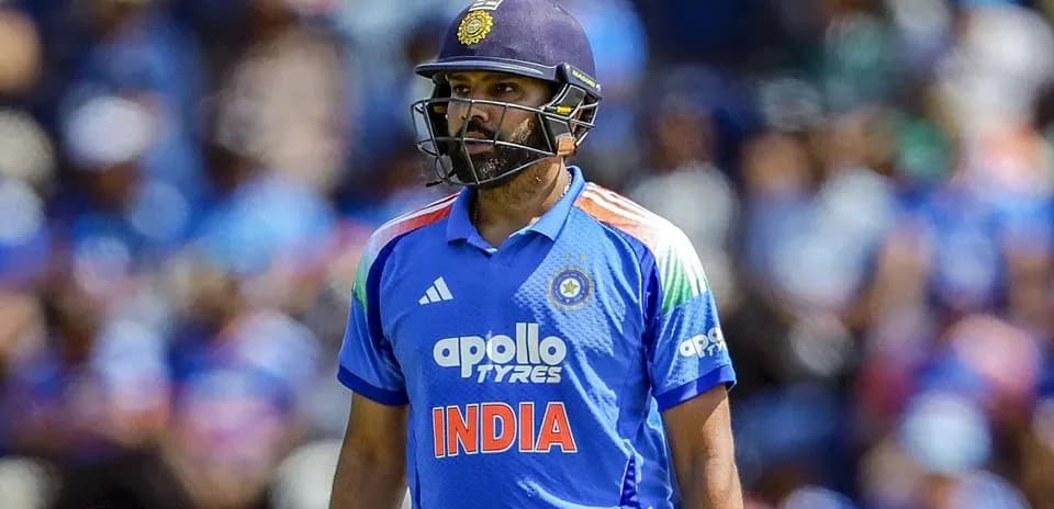 Jugador de cricket de India caminando por el campo