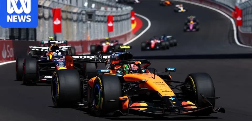 Coche de Fórmula 1 de McLaren liderando carrera
