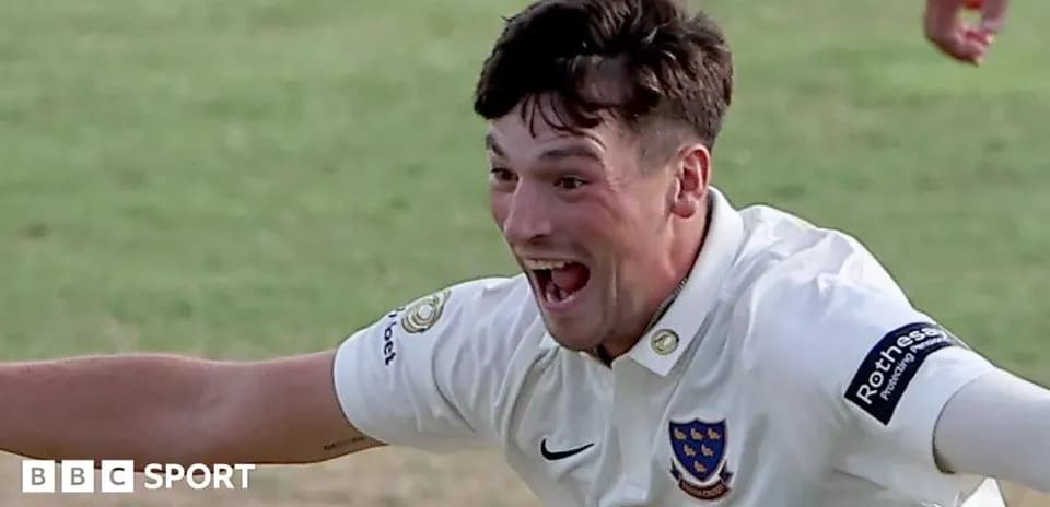 Jugador de cricket celebrando un wicket en el campo