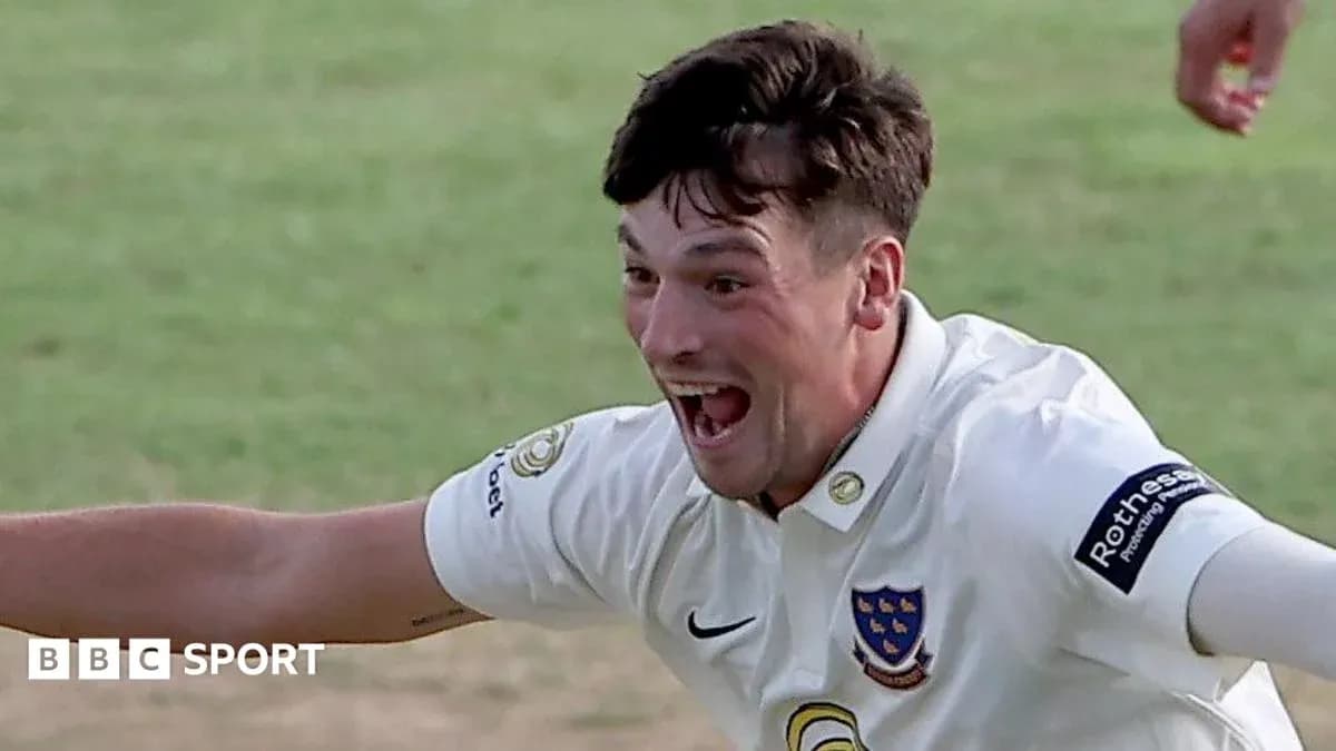 Jugador de cricket celebrando un wicket en el campo