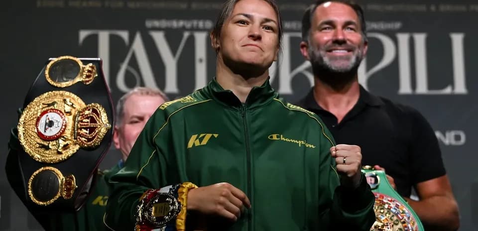 Boxeadora con varios cinturones en la ceremonia de pesaje