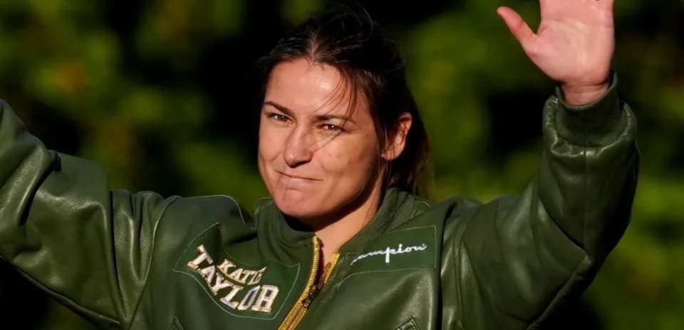 Deportista saludando con chaqueta verde