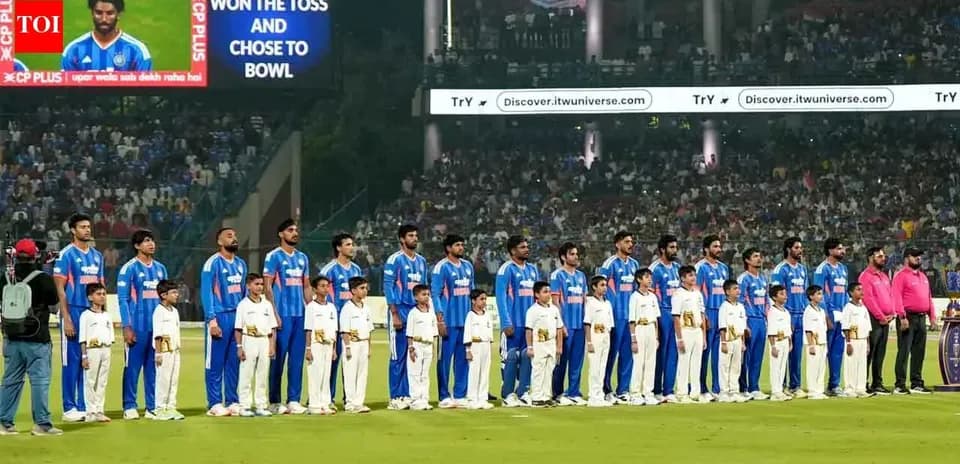 Jugadores y niños alineados antes del partido de cricket