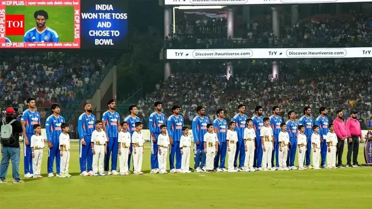 Jugadores y niños alineados antes del partido de cricket
