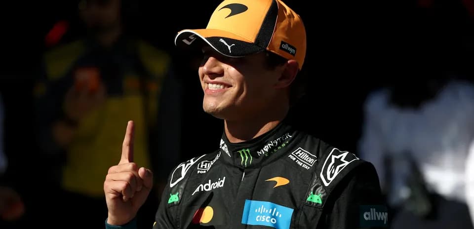 Piloto de McLaren señalando con el dedo índice