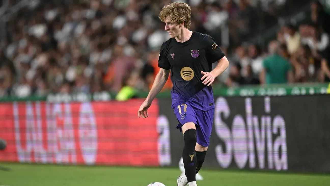 Jugador de fútbol con balón en campo de juego