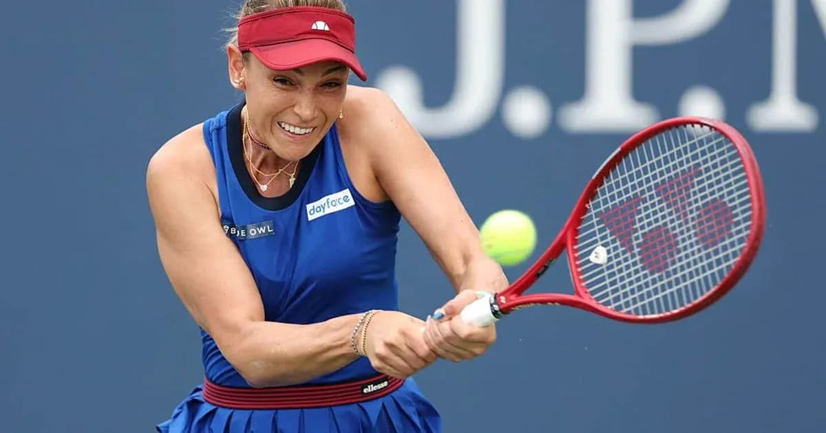 Jugadora de tenis golpeando una pelota en partido