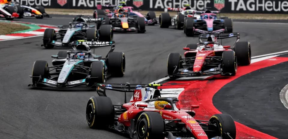 Varios coches de Fórmula 1 compitiendo en la pista