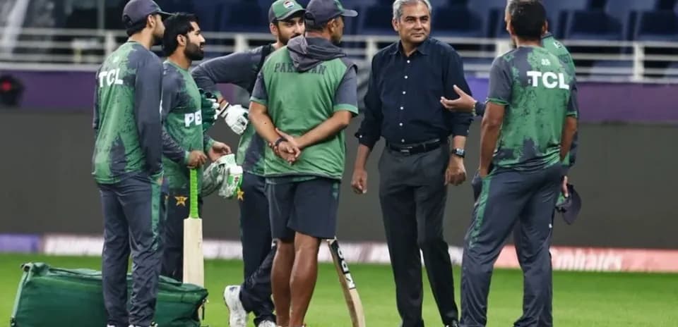 Jugadores de críquet de Pakistán conversando en el campo