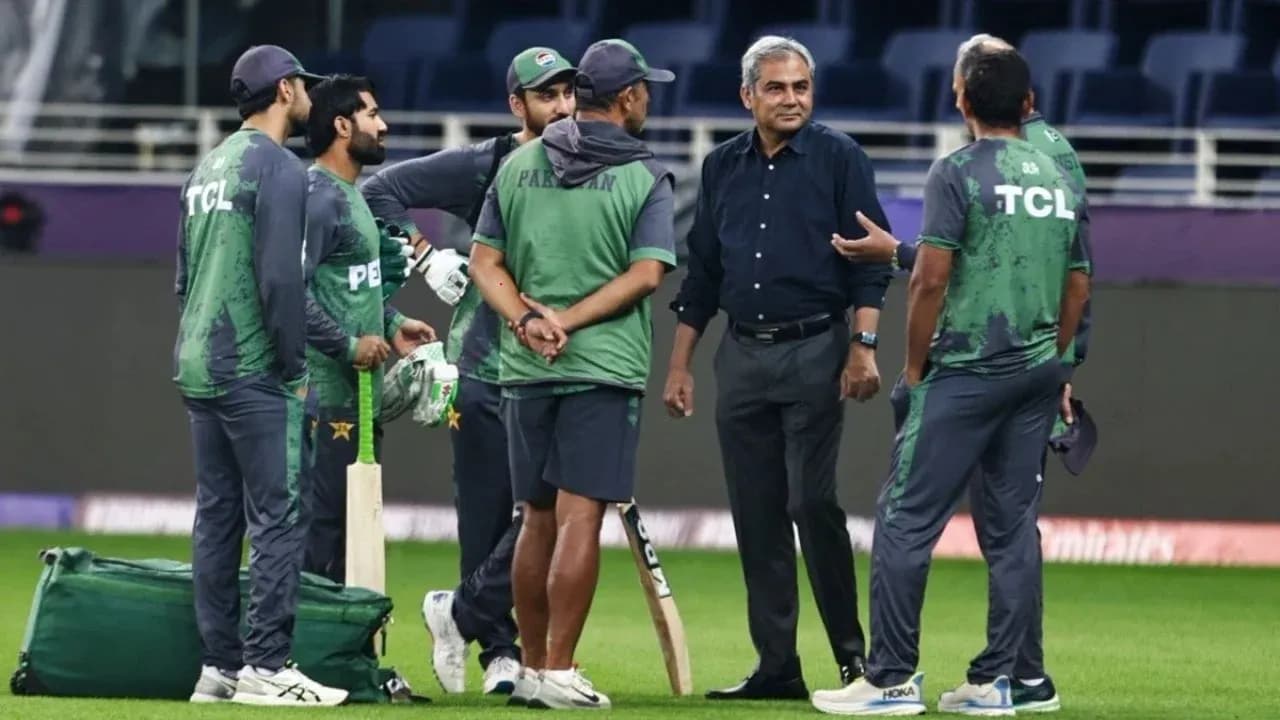 Jugadores de críquet de Pakistán conversando en el campo