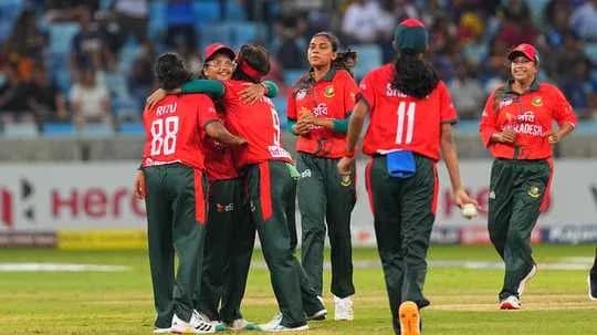 Jugadores de Bangladesh celebrando en el campo de cricket