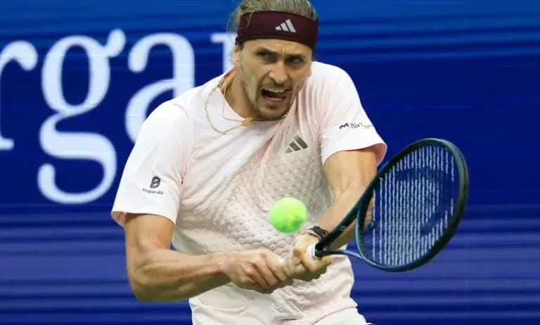 Jugador golpeando la pelota durante un partido de tenis