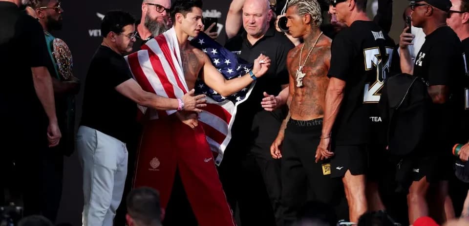 Boxeadores frente a frente en ceremonia de pesaje
