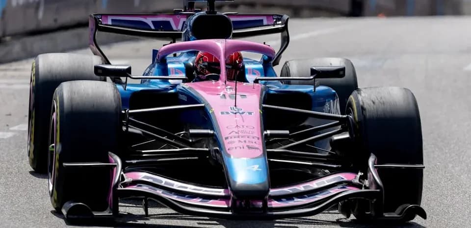 Coche de Fórmula 1 en pista durante carrera
