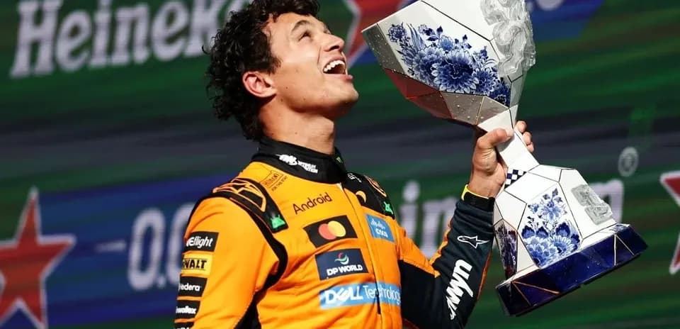 Piloto levantando trofeo en ceremonia de premiación