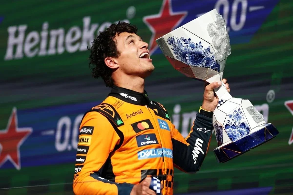 Piloto levantando trofeo en ceremonia de premiación