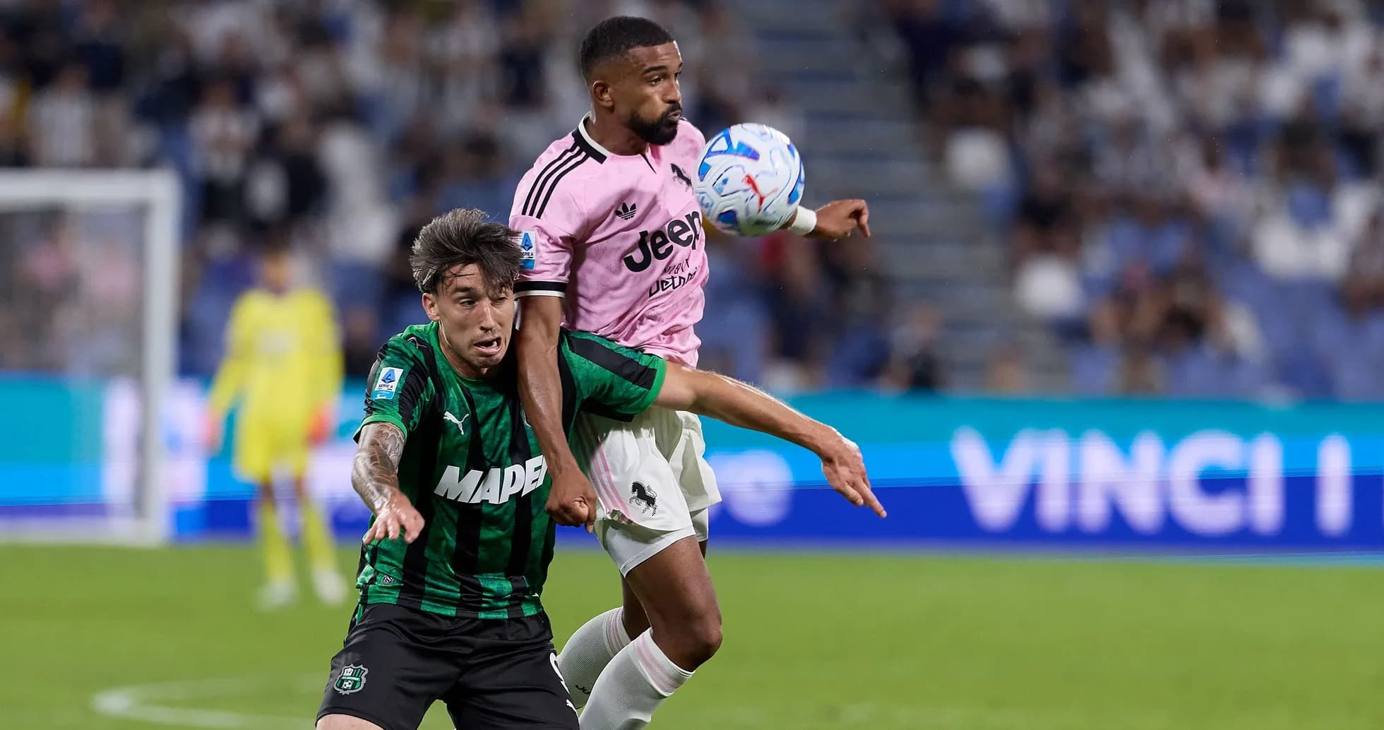 Jugadores de Juventus y Sassuolo compitiendo por el balón
