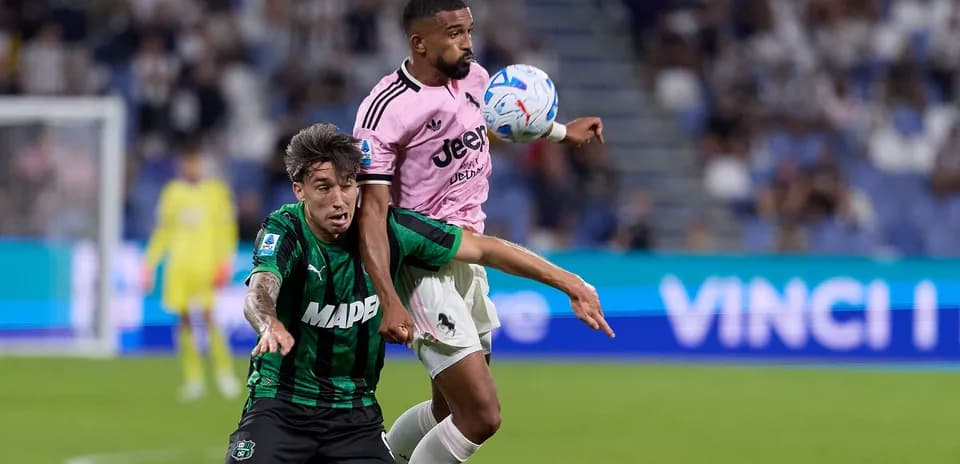 Jugadores de Juventus y Sassuolo compitiendo por el balón