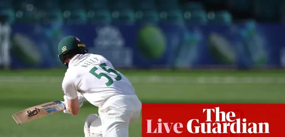 Jugador bateando en un partido de cricket