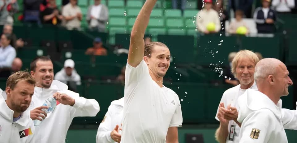 Jugador celebrando con agua durante el partido
